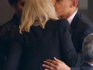 Obama saluda delante de Michelle a Helle Thorning Obama saluda delante de Michelle a Helle Thorning
