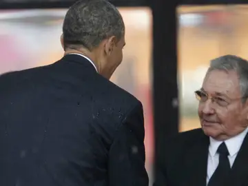 El Gobierno de EEUU resta importancia al apretón de manos entre Obama y Castro El Gobierno de EEUU resta importancia al apretón de manos entre Obama y Castro