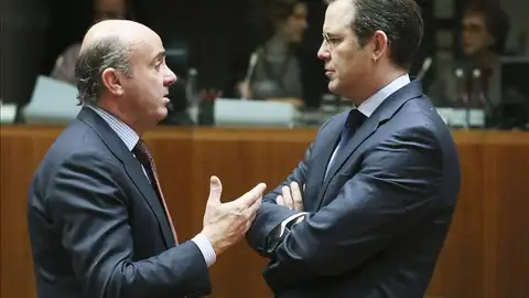 El ministro de Economía español, Luis de Guindos, conversa con el ministro de Finanzas suizo, Anders Borg El ministro de Economía español, Luis de Guindos, conversa con el ministro de Finanzas suizo, Anders Borg