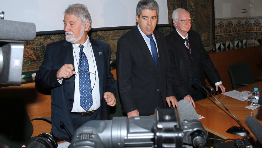 El conseller de Presidencia, Francesc Homs acompañado de Jaume Sobreques y  Joan Domènec