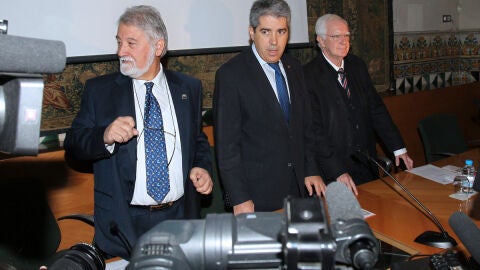 El conseller de Presidencia, Francesc Homs acompa&ntilde;ado de Jaume Sobreques y Joan Dom&egrave;nec