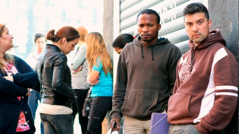 Personas en la cola de la oficina del Inem