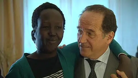 La niña sudanesa operada del tumor sonríe junto a un cirujano que la operó La niña sudanesa operada del tumor sonríe junto a un cirujano que la operó