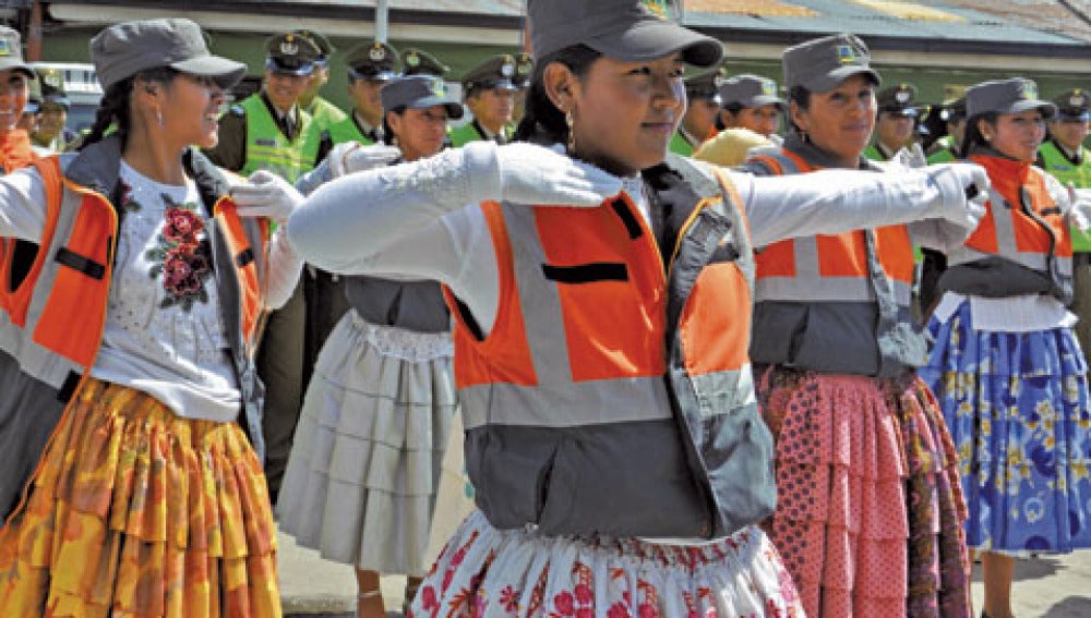 Las mujeres Cholitas controlarán el conflictivo tráfico en El Alto boliviano