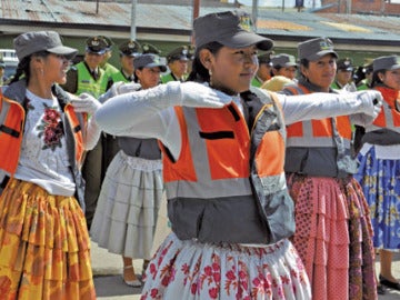 Las mujeres Cholitas controlarán el conflictivo tráfico en El Alto boliviano