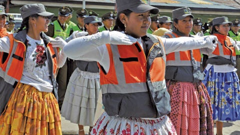 Las mujeres Cholitas controlar&aacute;n el conflictivo tr&aacute;fico en El Alto boliviano