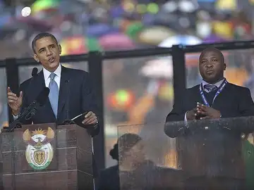 El intérprete de signos Thamsanqa Jantjie durante la intervención de Barack Obama El intérprete de signos Thamsanqa Jantjie durante la intervención de Barack Obama
