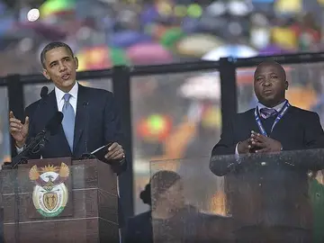 El intérprete de signos Thamsanqa Jantjie durante la intervención de Barack Obama El intérprete de signos Thamsanqa Jantjie durante la intervención de Barack Obama