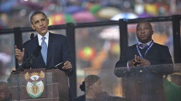 El intérprete de signos Thamsanqa Jantjie durante la intervención de Barack Obama