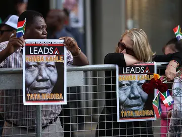 Dos ciudadanos sudafricanos esperan el paso del cortejo de Nelson Mandela en Pretoria Dos ciudadanos sudafricanos esperan el paso del cortejo de Nelson Mandela en Pretoria