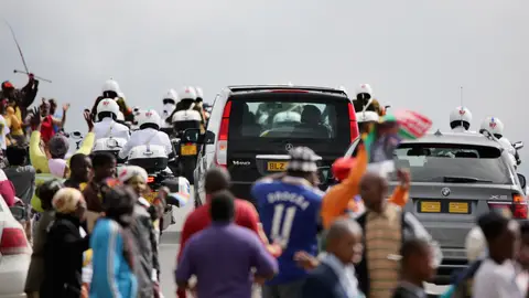 Los ciudadanos de Qunu reciben el féretro de Mandela Los ciudadanos de Qunu reciben el féretro de Mandela
