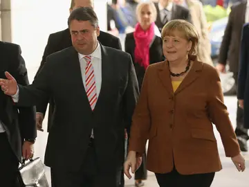 El líder del SPD, Sigmar Gabriel, junto a la canciller, Angela Merkel El líder del SPD, Sigmar Gabriel, junto a la canciller, Angela Merkel