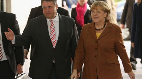 El l&iacute;der del SPD, Sigmar Gabriel, junto a la canciller, Angela Merkel 