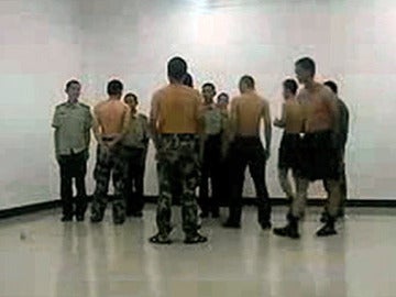 Cinco reclutas chinos aguantan los golpes e insultos de sus superiores Cinco reclutas chinos aguantan los golpes e insultos de sus superiores