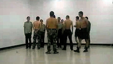 Cinco reclutas chinos aguantan los golpes e insultos de sus superiores
