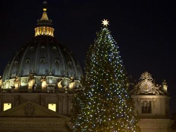 Abeto iluminado en la plaza de San Pedro del Vaticano