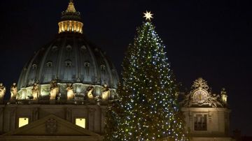 Abeto iluminado en la plaza de San Pedro del Vaticano