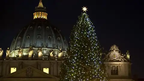 Abeto iluminado en la plaza de San Pedro del Vaticano Abeto iluminado en la plaza de San Pedro del Vaticano