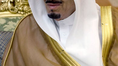 Condenan a un activista a cuatro años de cárcel y 300 latigazos por pedir una monarquía constitucional en Arabia Saudí
