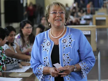 Michelle Bachelet, antes de depositar su voto Michelle Bachelet, antes de depositar su voto