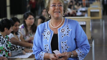 Michelle Bachelet, antes de depositar su voto