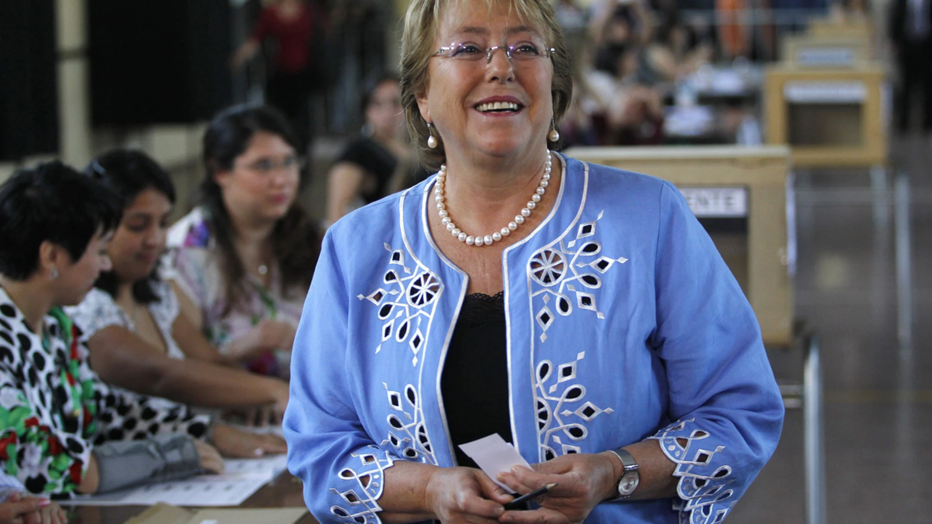Michelle Bachelet, antes de depositar su voto Michelle Bachelet, antes de depositar su voto