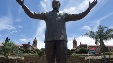 Zuma inaugura una estatuta de Mandela de nueve metros de altura en Pretoria