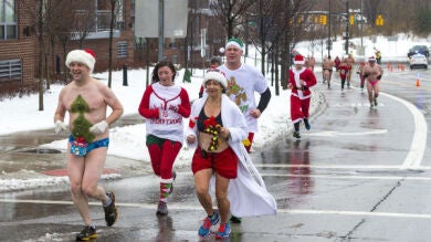 Más de 300 corredores salen vestidos de Papa Noel y sin pantalones por la diabetes