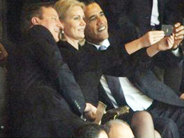 Cameron, Schmidt y Obama en la ceremonia en memoria de Nelson Mandela.