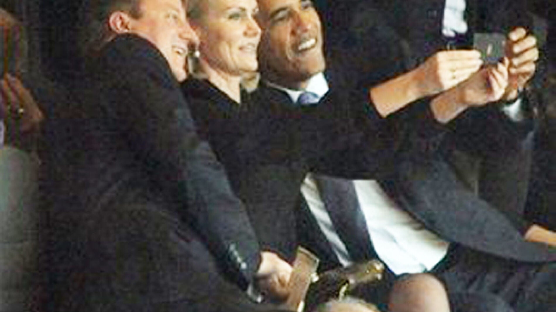 Cameron, Schmidt y Obama en la ceremonia en memoria de Nelson Mandela.