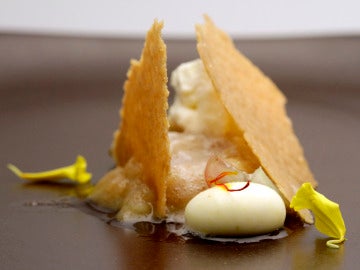 Corte de manzana, especulos y mousse de chocolate blanco Corte de manzana, especulos y mousse de chocolate blanco