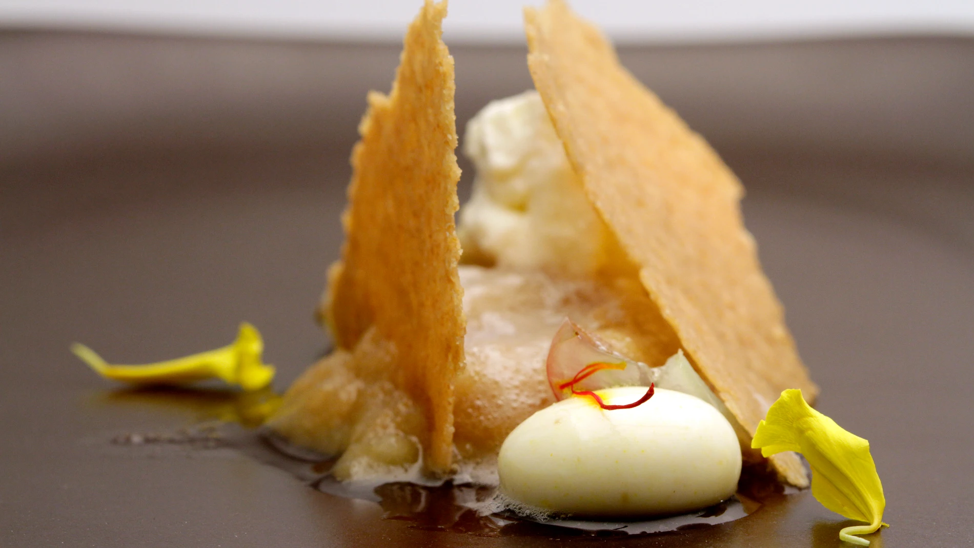 Corte de manzana, especulos y mousse de chocolate blanco