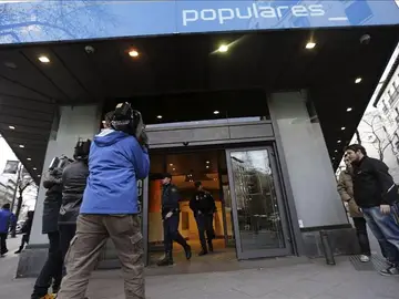 La Policía sale de la sede del PP en Génova. La Policía sale de la sede del PP en Génova.