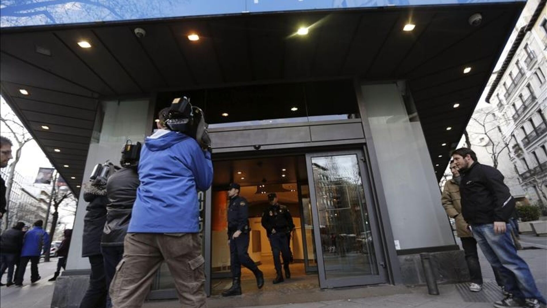 La Polic&iacute;a sale de la sede del PP en G&eacute;nova.