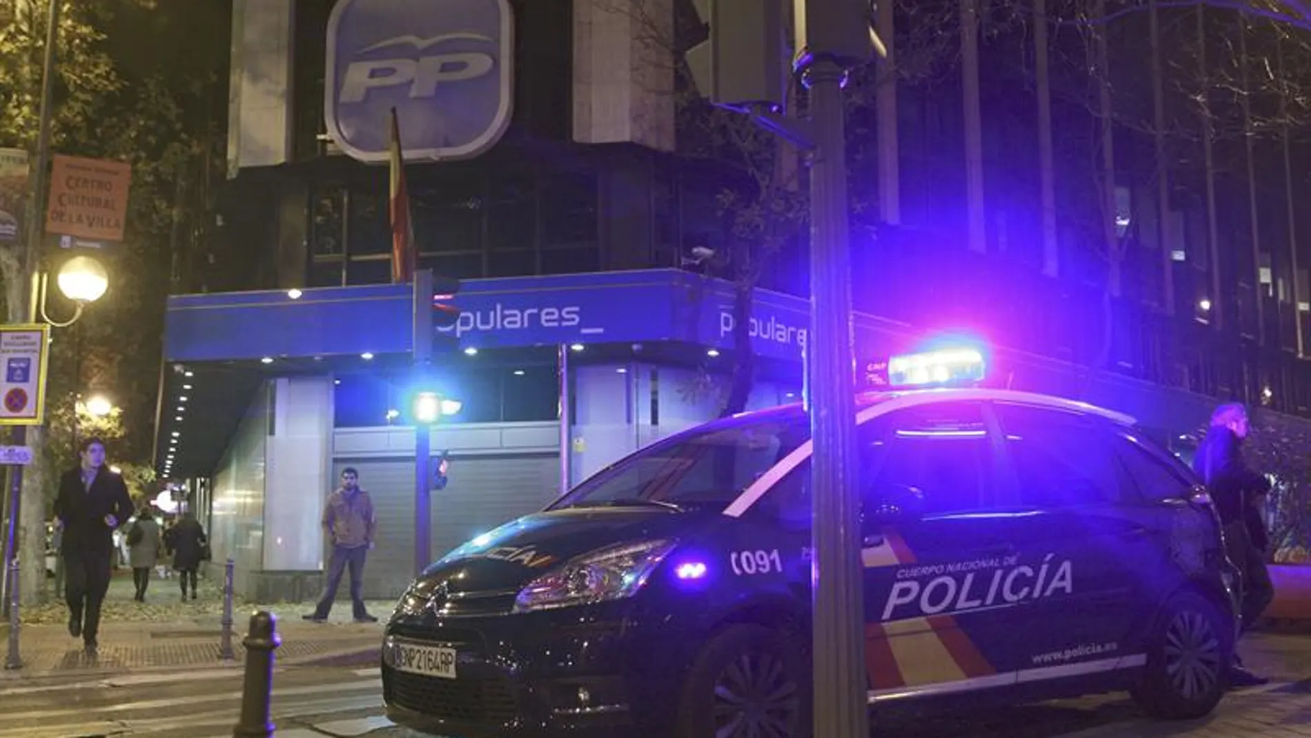 Un coche de la Policía estacionado en el exterior de la sede del PP Un coche de la Policía estacionado en el exterior de la sede del PP