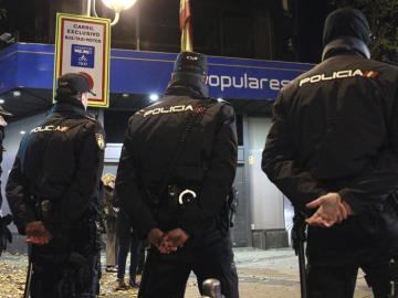 La Policía Nacional en el exterior de la sede del PP