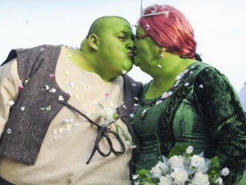 Pareja inglesa se casa disfrazada de Shrek