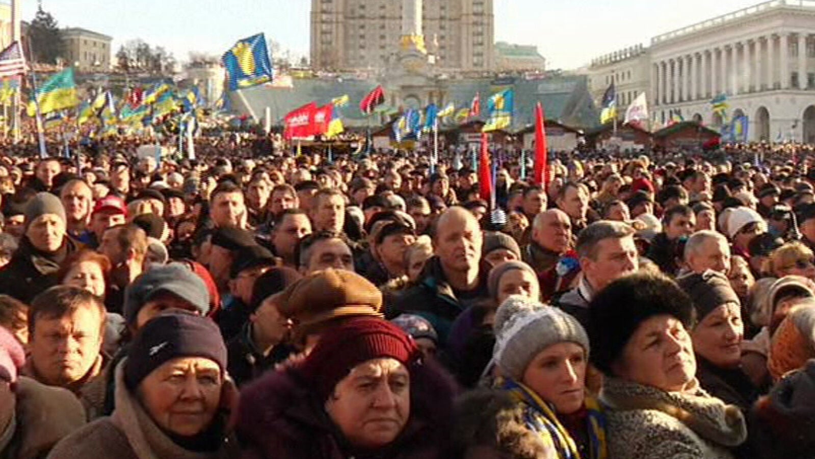 Los ucranianos vuelven a tomar las calles de Kiev en una manifestación menos numerosa que el resto