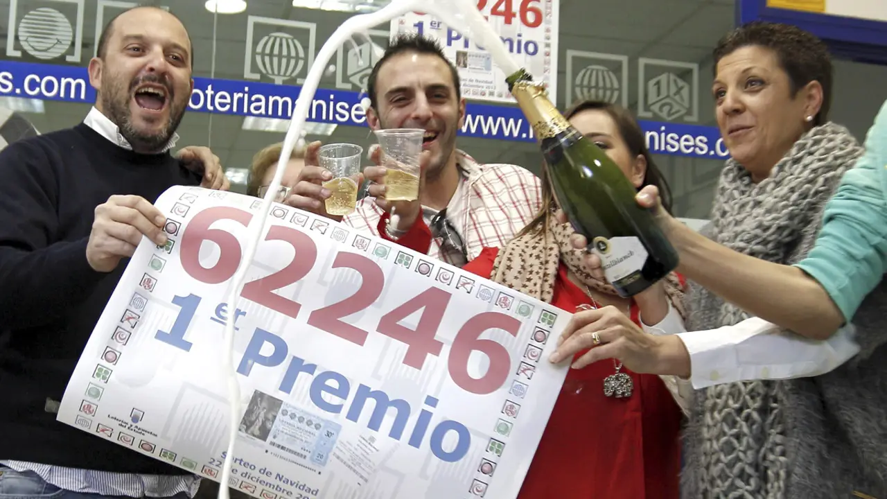 ¿Cómo viven los premiados por 'El Gordo' de la Lotería un año después?