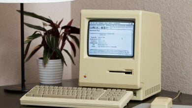 Logra conectarse a Internet con un ordenador de cinco años antes de que se creara la Red