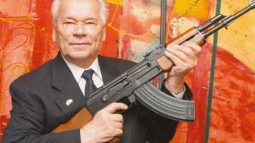 El ingeniero ruso Mijail Kalashnikov, inventor del fusil de asalto AK-47.