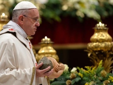 El papa Francisco lleva una estatua del Niño Jesús