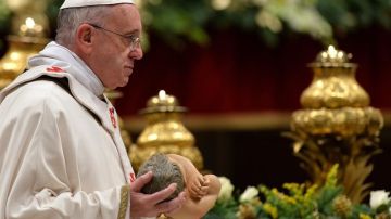 El papa Francisco lleva una estatua del Niño Jesús