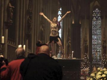 Una activista de Femen se manifiesta con una pintada en su cuerpo