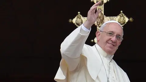 El papa Francisco saluda a los fieles El papa Francisco saluda a los fieles