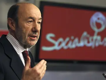 Rubalcaba durante la rueda de prensa Rubalcaba durante la rueda de prensa