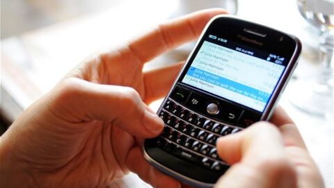 Una persona usa su tel&eacute;fono m&oacute;vil