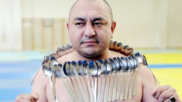 Elchiyev, con cucharas en su cuerpo