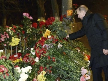 Putin deposita flores por las víctimas de Volvogrado