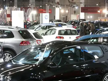 Coches en una feria de automóviles Coches en una feria de automóviles